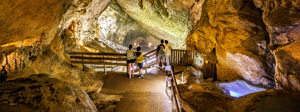 Une famille de visiteurs au cœur des Grottes du Cerdon
